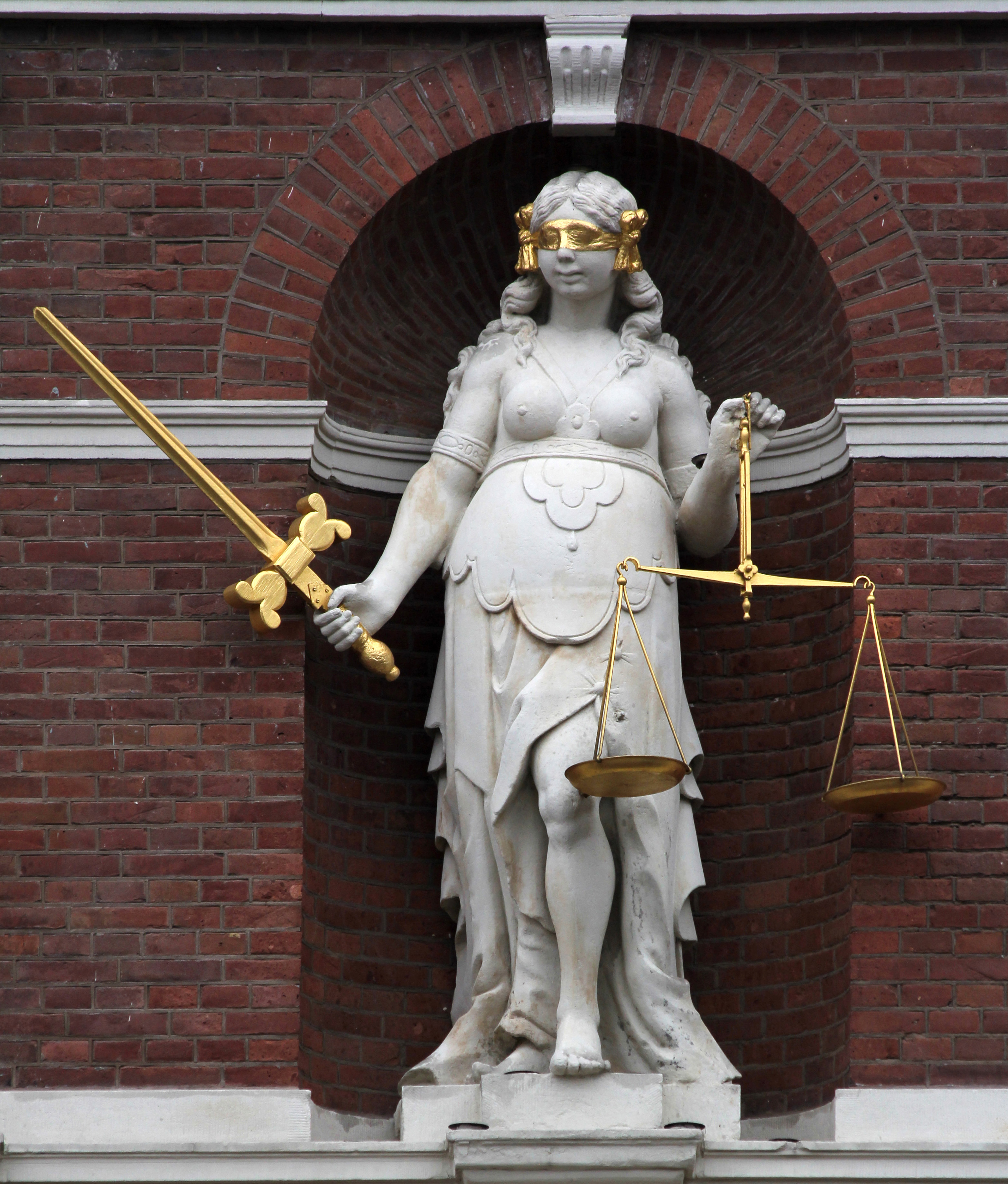 Skulptur der Justitia am Rathaus Haarlem, Niederlande